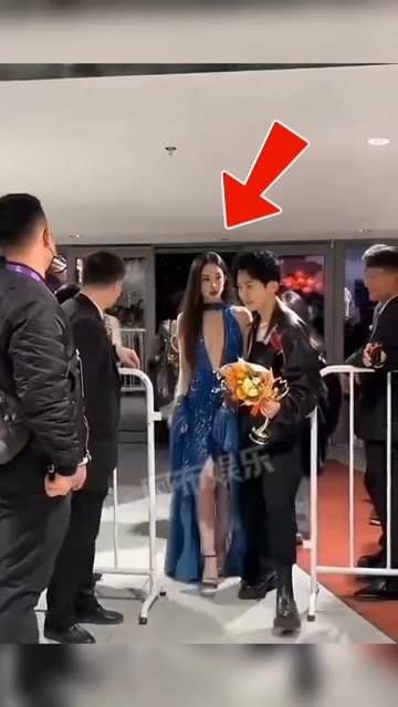 古力娜扎出席活动时，在后台被粉丝围观，她立刻用披肩遮住胸前