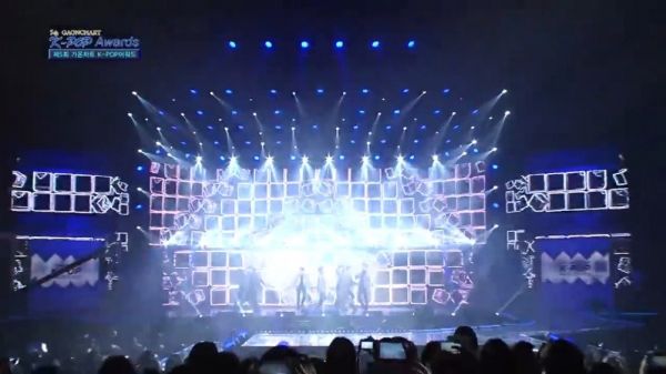 九年前的今天(160217),EXO 在GAON CHART颁奖典礼中带来的现场舞台