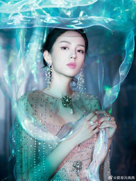 美貌真的是一种天赋,周也无需美颜滤镜