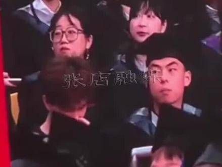 毕业典礼上,总会有一个特别显眼的人