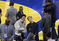 王鹤棣NBA全明星赛上偶遇王嘉尔 二人亲密合影打扮潮酷