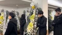 元斌穿黑色正装现身金赛纶灵堂 送吊唁花圈伤感落泪