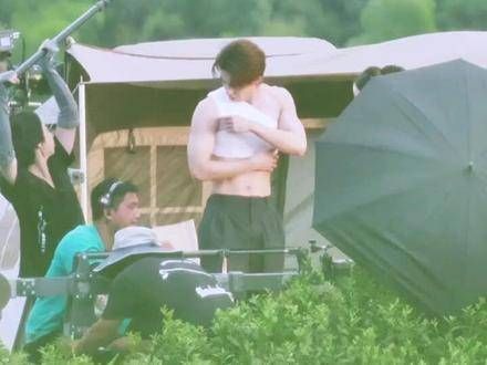 炎拓山顶负伤包扎,咱少爷这身材真是绝了