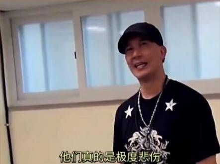 大S的告别仪式上,范晓萱为她弹奏钢琴,场面温馨感人