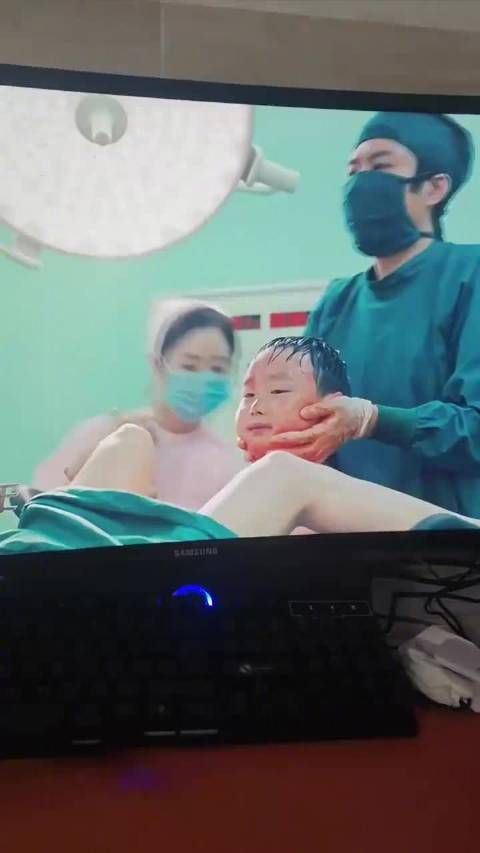这个视频真是太搞笑了,笑得要死掉啦!哈哈哈!