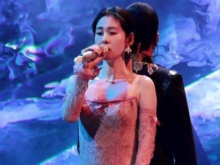 论歌手舞台的信念感,“你还爱我吗”,“爱”…