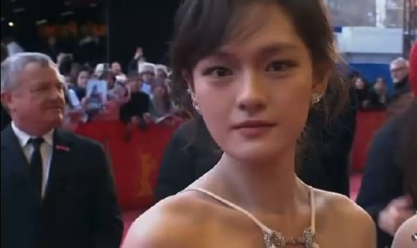 《想飞的女孩》柏林电影节首映红毯,主演刘浩存和文淇穿白色礼服亮相!