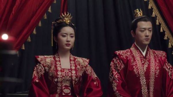 公主被逼嫁给将军,却还是吹灭蜡烛:请上榻吧
