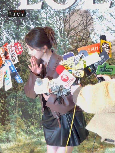 侧耳倾听,好娇的幂姐~ @杨幂 一出场尖叫声没听过,虽然听不见采访内容…
