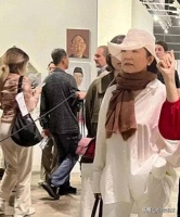 71，岁林青霞国外画展被偶遇，优雅气质尽显，岁月难掩风华