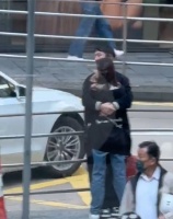 王思聪带小女友香港旅行，一起吃路边摊，街头紧抱懒懒等车好恩爱