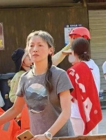 56岁港星吴倩莲罕见露面！满头白发扎麻花辫显清瘦