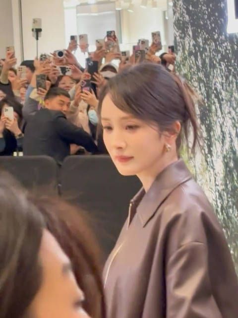 天内我直呼,好漂亮啊这么清晰的镜头下杨幂的脸蛋太精致啦