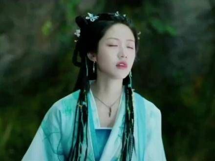 我真是太喜欢这个背影了,拍摄得简直完美,慢镜头处理得恰到好处…
