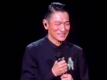 刘德华在澳门演唱会上邀请你观看《危机航线》啦!