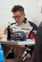 58岁任贤齐在南京骑行，吃馄饨，排队买鸭脖，和店主在大街上合影