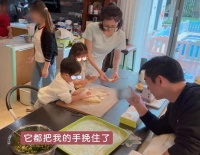 郑恺妈妈过年来海南，9口人吃年夜饭用公勺，3胎女儿不小心出镜