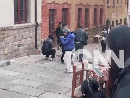 网友在青岛偶遇李行亮,他对麦琳亲手织的“绿围巾”爱不释手