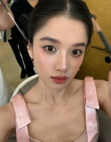 张婧仪晒日常小碎片 自曝烤火把衣服烧了
