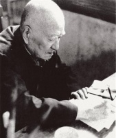这位老人被日本尊为草圣，启功先生看到其书法，当场脱帽鞠躬三次