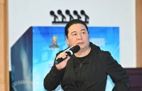 汪海林透露姜妍抢先他乘电梯：酒店女服务员把着电梯不让我上