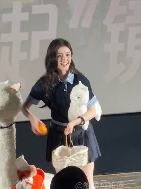 好美的李兰迪!妹妹扔球好灵动