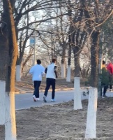 热爱生活又自律向上！王俊凯公园晨练遭偶遇