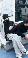 许凯乘坐深圳地铁被偶遇！帽子反戴痞帅感拉满