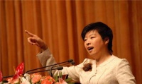 被学生轰下台的于丹，现状如何？跌落神坛的日子里，丈夫不离不弃