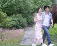 李威保释后毫无悔意，女星不避嫌主动问候，还引火烧身？