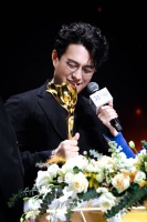 靳东回应首获白玉兰戏剧表演艺术奖：我要感谢舞台