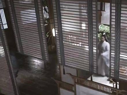 她有着如大海般深沉的情感,能够给予许多人