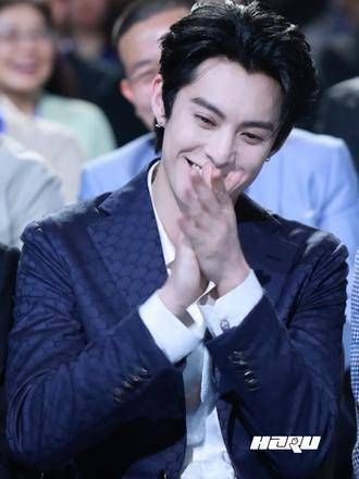 王鹤棣就这般顶着一张如此漂亮的脸,让人的心都软成了一片