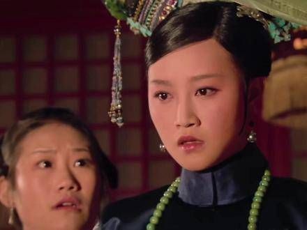 孟静娴中毒后进入后殿,得知中毒一事时,玢儿瞥了浣碧一眼,意味深长