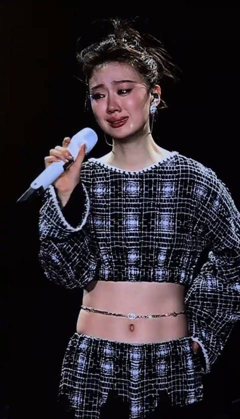 就是说演唱会场次能不能别排的那么密啊,单依纯这状态哪个歌迷看了不心疼