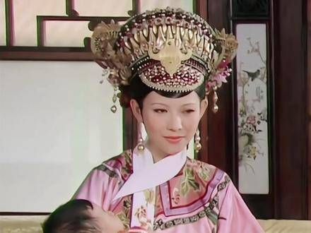 胧月的童年真是令人羡慕,从出生起就是全家的宠儿