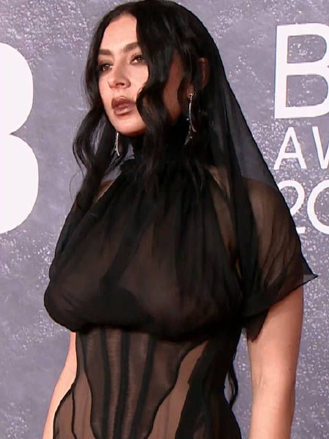 洗茶Charli xcx性感黑纱透视装亮相全英音乐奖直拍!
