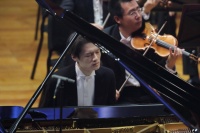 鞠小夫联袂国家大剧院管弦乐团演出，钢琴诗人沉静琴声诠释“大道至简”