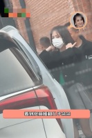 佟丽娅带儿子现身陈思诚工作室 下车后整理发型打扮靓丽