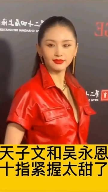 王子文和吴永恩手牵手走红毯,十指紧扣,甜蜜满满!