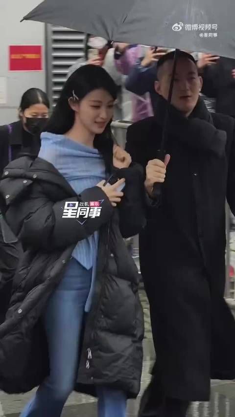 王楚然在HI6的蓝色毛衣造型真是太迷人了,那温柔的气质让人无法移开目光!