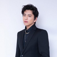 王大陆与司机冲突画面曝光，竖中指态度嚣张，被捕前带女友吃日料