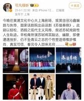 52岁董卿罕见露面，如今已定居上海，穿风衣戴黑框眼镜看话剧表演