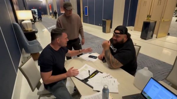 “比爵爷”迈克尔-比斯平(Michael Bisping)与390磅重的萨摩亚人,扳手腕!