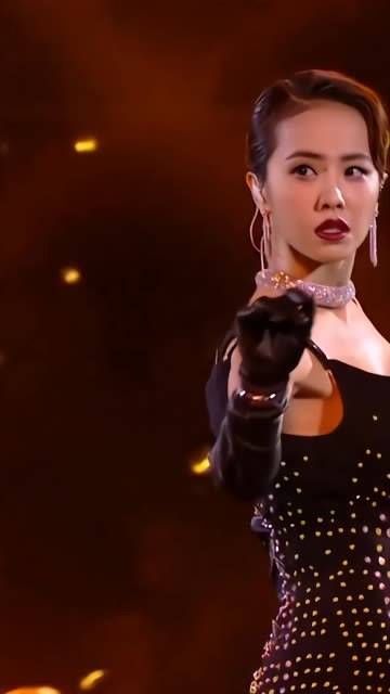 欣赏蔡依林舞台上的绝美时刻,她的腰线如同夺命弯刀般迷人!