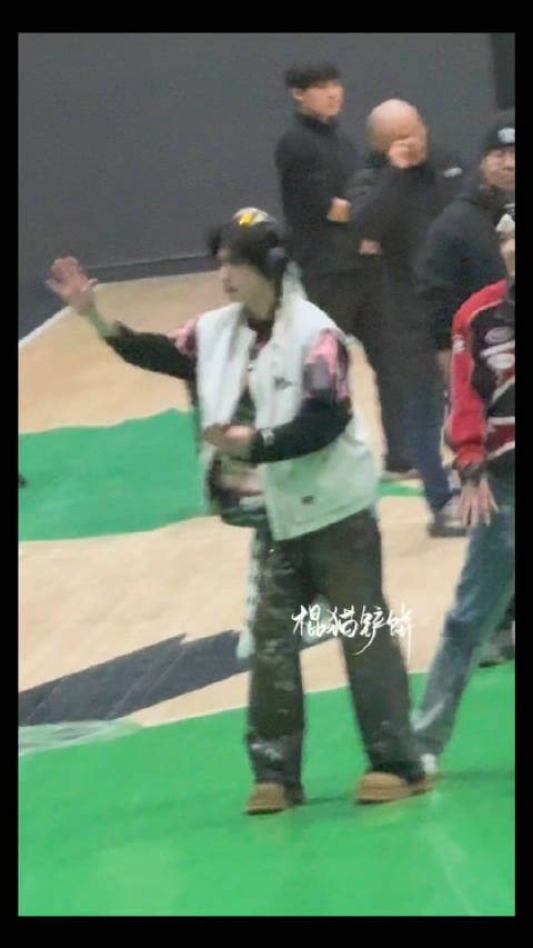 登陆少年今日拍摄路透!活力满满的小狗,妆造看起来大事很妙,期待!