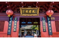 新婚夜新郎出上联：两岸青山夹碧水，没想到新娘的下联更绝妙