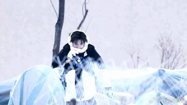 宋亚轩最新团综雪地里拍摄路透!这也太有氛围感太可爱啦!
