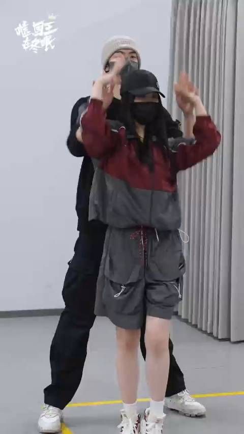 虞书欣与林一热舞合作引发粉丝热议