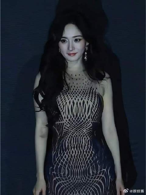 杨幂黑纱透视短裙,独一无二的优雅气质,性感撩人!